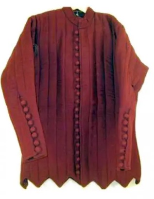 Gambeson with cloth covered wooden buttons | Late 14th C. | Size XL | Color maroon red 